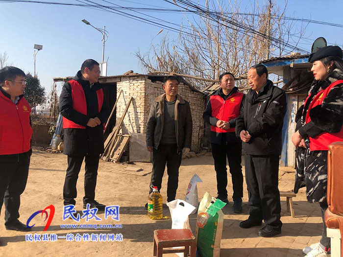 民权县总工会驻郑州农民工服务站开展双节慰问贫困户活动 民权县总工会驻郑州农民工服务站开展双节慰问贫困户活动