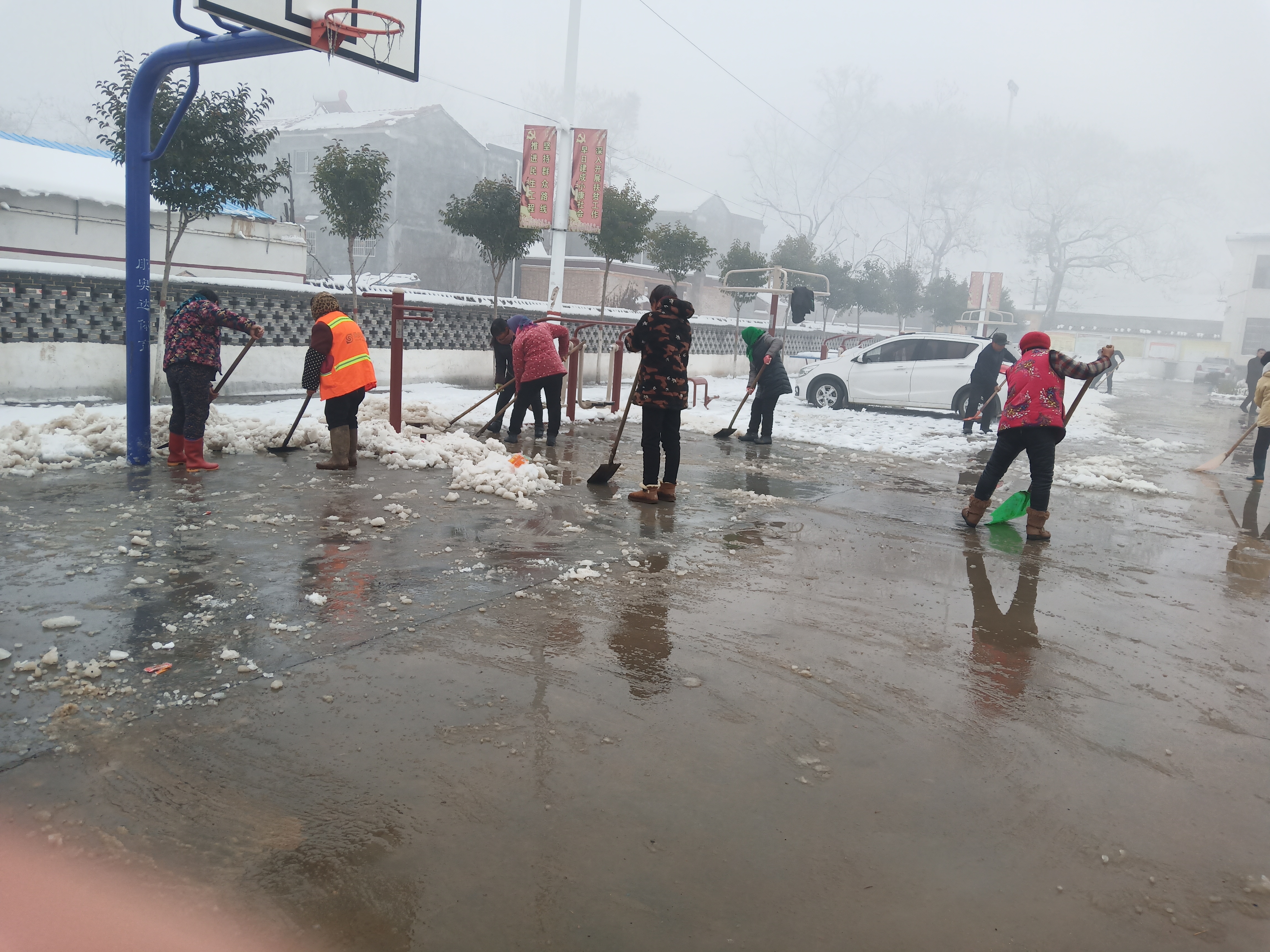 北关镇积极开展清扫积雪行动 北关镇积极开展清扫积雪行动