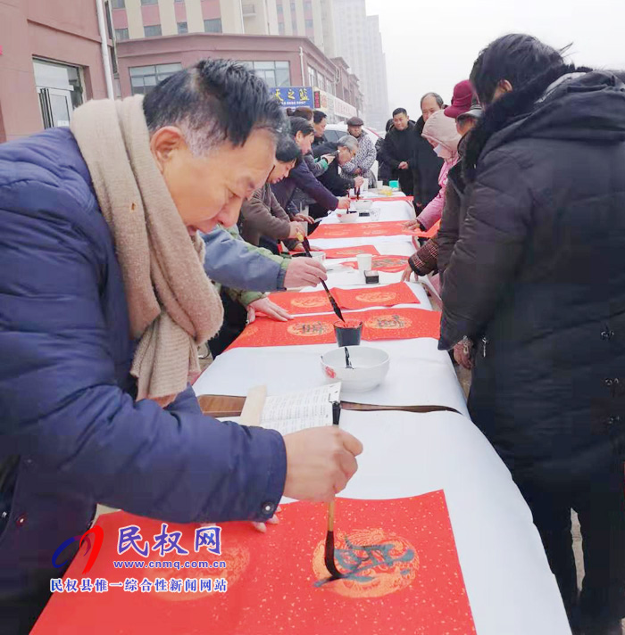 社区春联暖人心  墨香福气飘进门