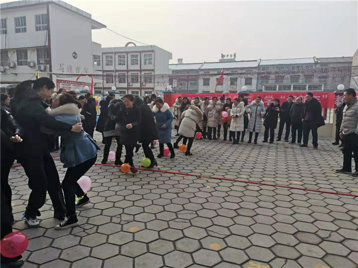 第三小学举行教师冬季运动会 第三小学举行教师冬季运动会