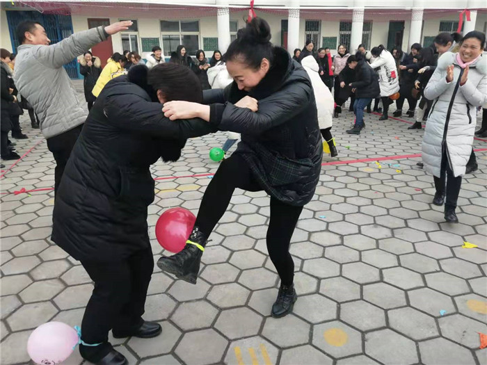 第三小学举行教师冬季运动会 第三小学举行教师冬季运动会