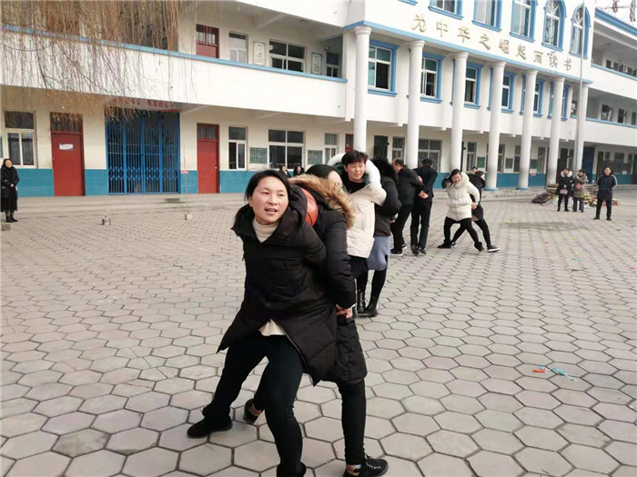 第三小学举行教师冬季运动会 第三小学举行教师冬季运动会