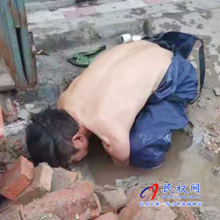 民权水务公司职工李庆杰光膀带水作业引爆朋友圈 民权水务公司职工李庆杰光膀带水作业引爆朋友圈