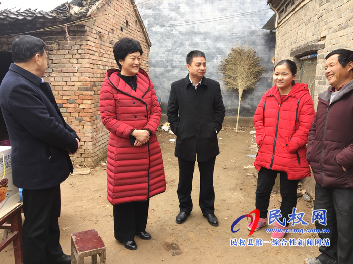 县人大常委会主任周燕看望慰问春蕾女童董清清 县人大常委会主任周燕看望慰问春蕾女童董清清