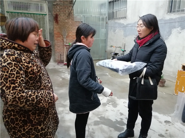 第三小学开展关爱困境学生送温暖活动 第三小学开展关爱困境学生送温暖活动