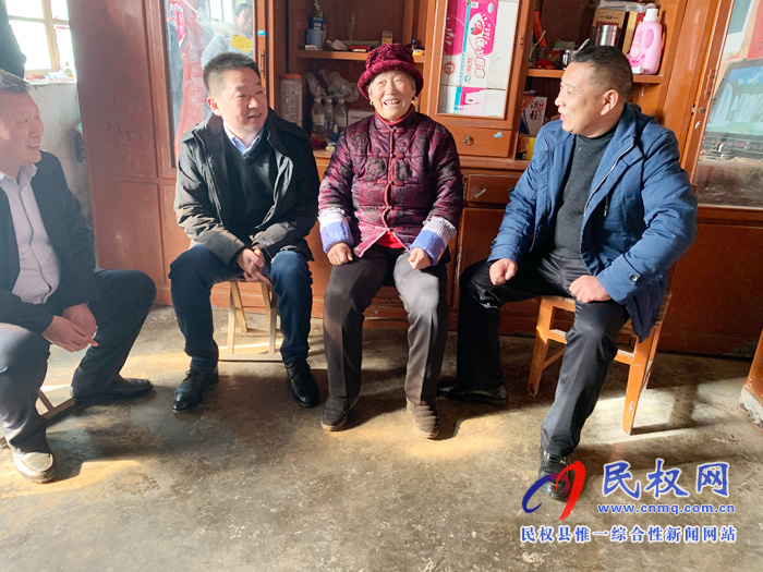 县委常委、县委办公室主任孟亚松走访慰问低保户 县委常委、县委办公室主任孟亚松走访慰问低保户