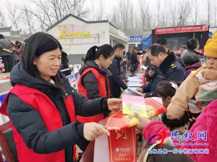 县妇联组织巾帼志愿者开展春节期间关爱服务活动 县妇联组织巾帼志愿者开展春节期间关爱服务活动