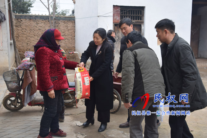 县粮食收储中心开展“送温暖、献爱心”活动 县粮食收储中心开展“送温暖、献爱心”活动