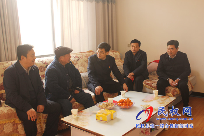 县委副书记、县长张团结春节慰问老党员和贫困户