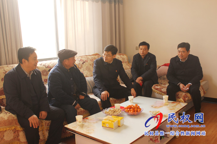 县委副书记、县长张团结春节慰问老党员和贫困户 县委副书记、县长张团结春节慰问老党员和贫困户