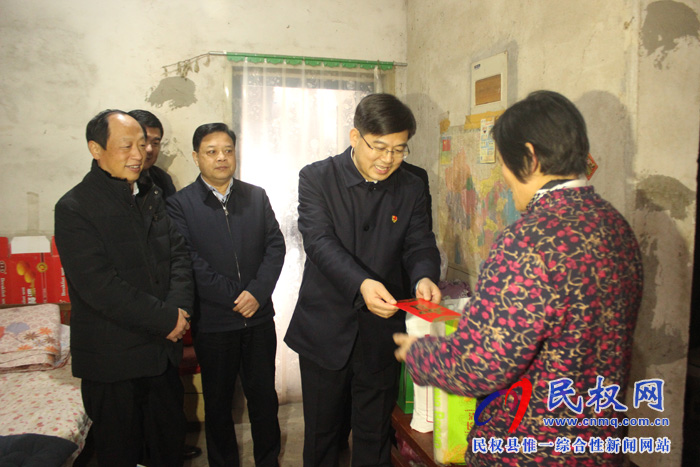 县委副书记、县长张团结春节慰问老党员和贫困户