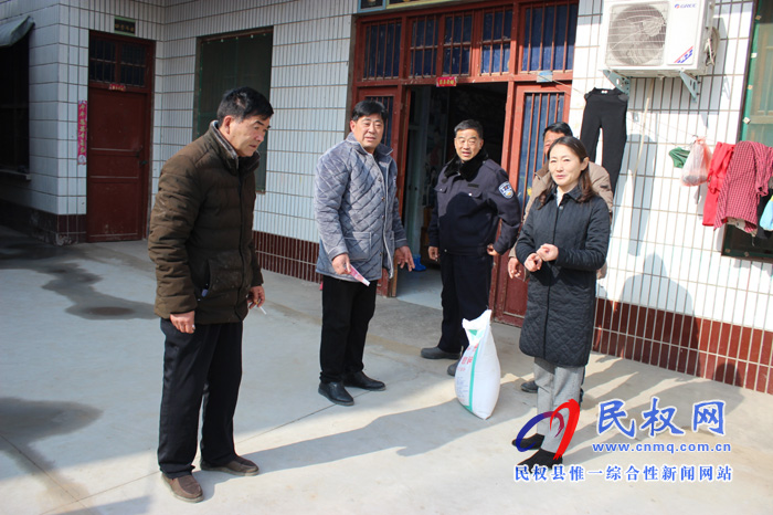 县妇联走访慰问贫困户助力温暖过新年 县妇联走访慰问贫困户助力温暖过新年