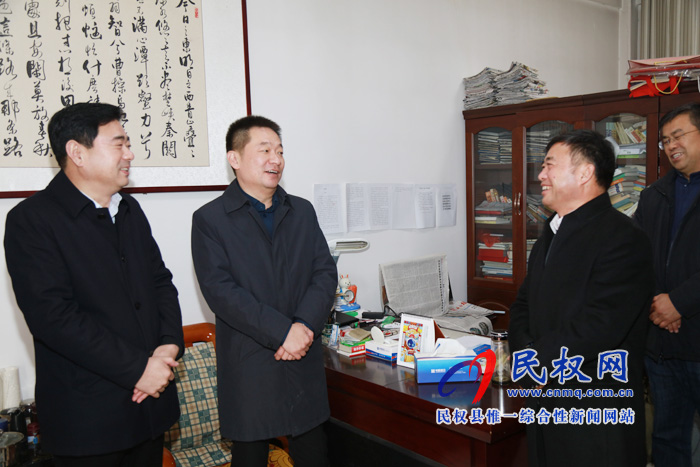 县委常委、县委办公室主任孟亚松看望慰问春节期间值班人员