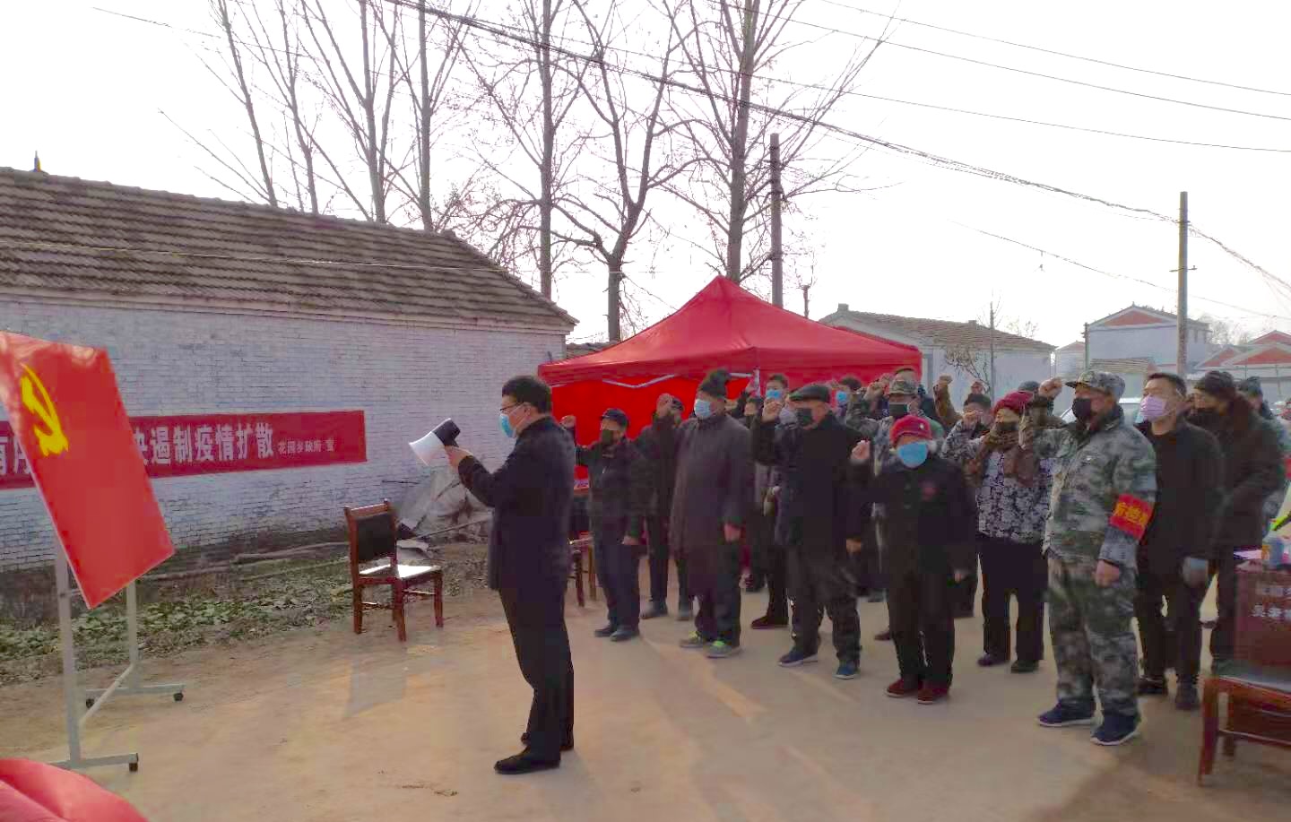 花园乡这支党员在疫情防控卡点宣誓 花园乡这支党员在疫情防控卡点宣誓