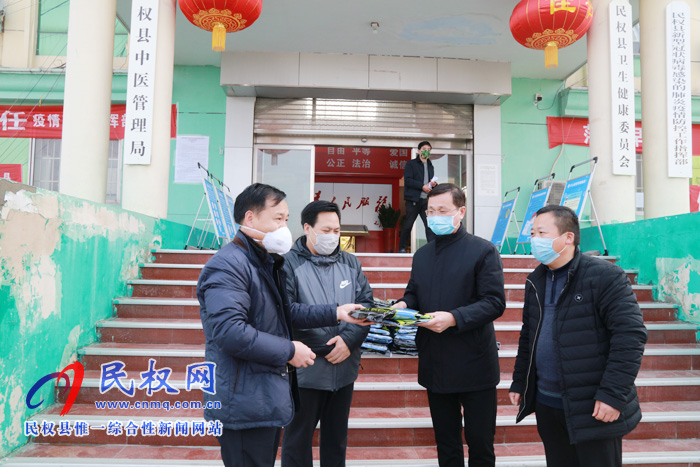 县中原农业保险公司捐赠卫健系统100套医用防护服