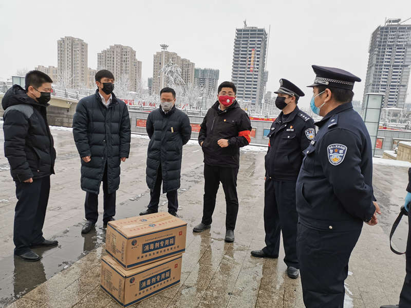 团县委为民权北站赠送消毒酒精 团县委为民权北站赠送消毒酒精