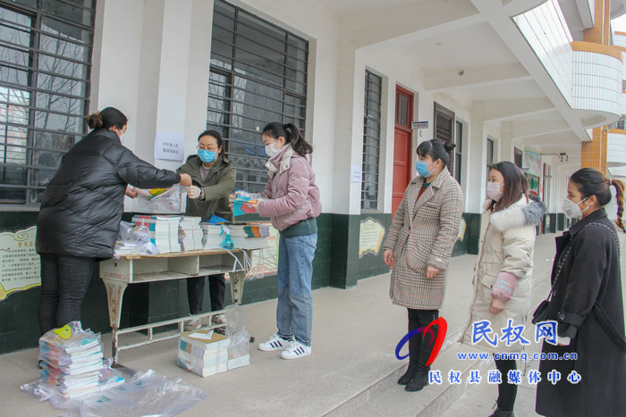 民权县实验小学家校志愿者接力发放爱心课本 民权县实验小学家校志愿者接力发放爱心课本