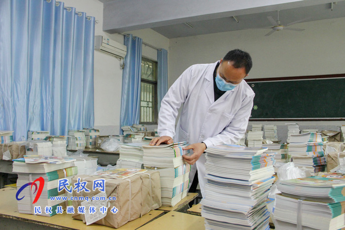 民权县实验小学家校志愿者接力发放爱心课本 民权县实验小学家校志愿者接力发放爱心课本