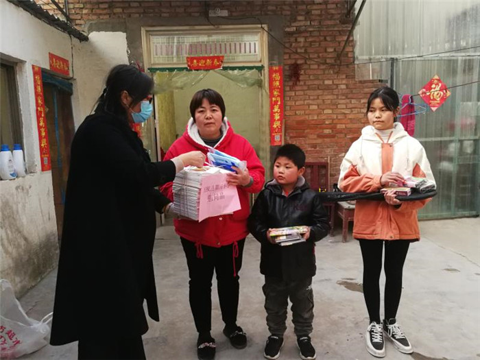 第三小学学雷锋志愿者服务队疫情防控期间慰问学困生家庭 第三小学学雷锋志愿者服务队疫情防控期间慰问学困生家庭