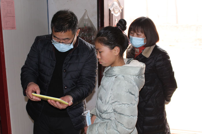 疫情阻隔不住的关爱——民权县实验中学关爱帮扶贫困学生 疫情阻隔不住的关爱——民权县实验中学关爱帮扶贫困学生