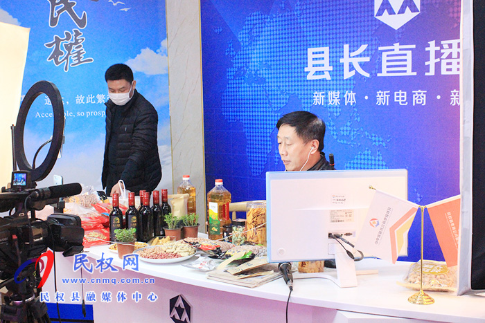 县委常委、副县长房季变身网络主播 带货不输网红 县委常委、副县长房季变身网络主播 带货不输网红