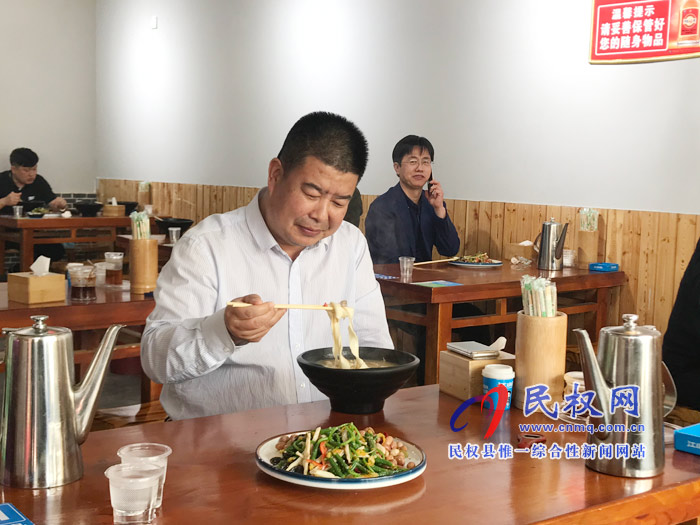 县委副书记、县长张团结调研餐饮业复工营业情况 县委副书记、县长张团结调研餐饮业复工营业情况