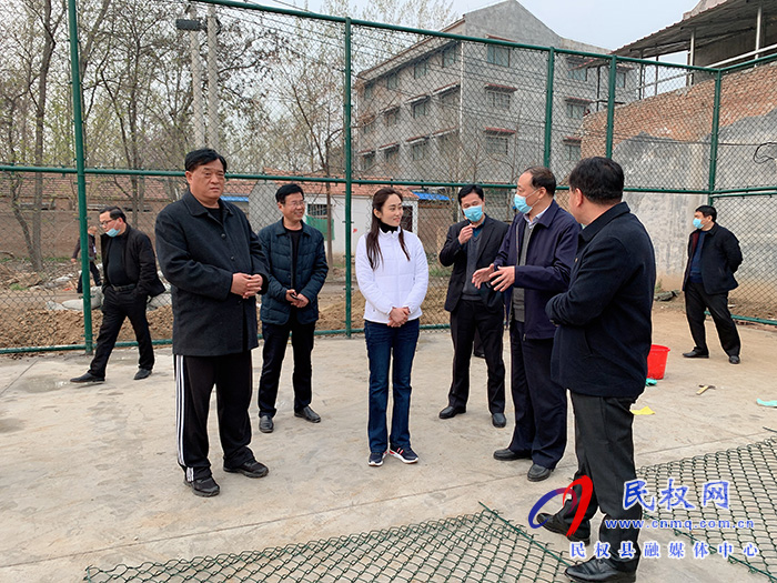 副县长朱琳查看社会足球场建设进展和学校疫情防控情况