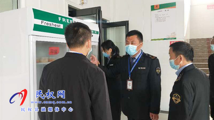民权县花园乡食品药品监督管理所检查学校食堂安全