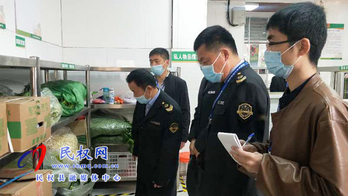 民权县花园乡食品药品监督管理所检查学校食堂安全