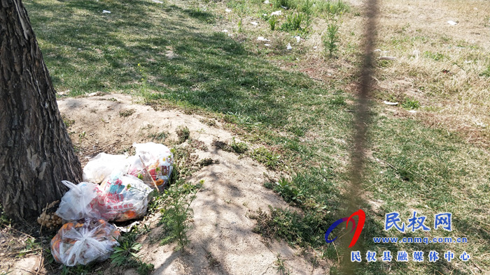 【不文明行为曝光台】市民观景不文明 城市环境“小受伤” 【不文明行为曝光台】市民观景不文明 城市环境“小受伤”