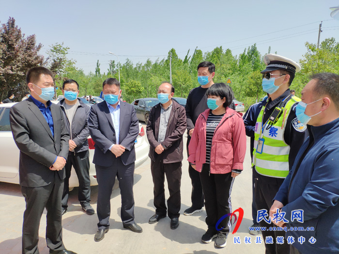 县委常委、县委办公室主任孟亚松到申甘林带查看槐花节开展情况 县委常委、县委办公室主任孟亚松到申甘林带查看槐花节开展情况