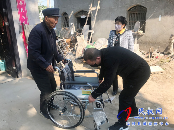县统计局入户送轮椅 情暖贫困户 县统计局入户送轮椅 情暖贫困户