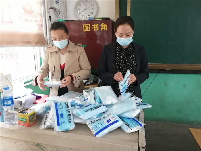 开学第一天 学生家长捐赠了700只口罩 开学第一天 学生家长捐赠了700只口罩