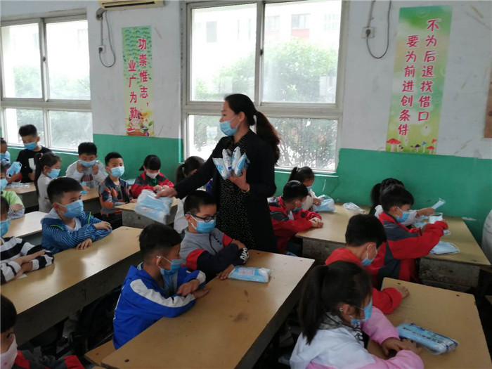 开学第一天  学生家长捐赠了700只口罩
