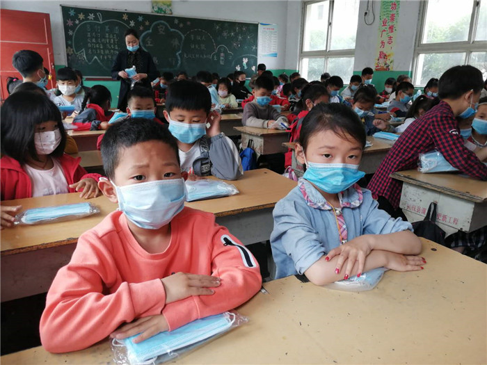 开学第一天  学生家长捐赠了700只口罩