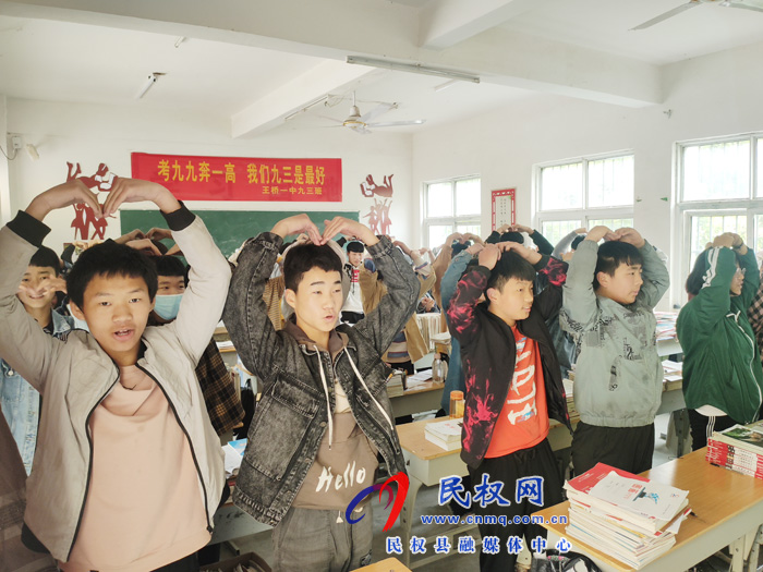 感恩母亲,回报母爱——王桥镇一中举行母亲节主题班会 感恩母亲,回报母爱——王桥镇一中举行母亲节主题班会
