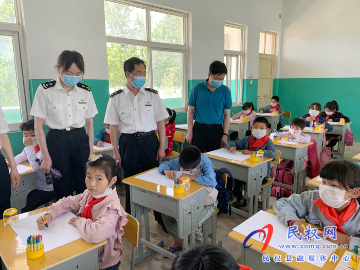 新郑海关到我县孙六镇刘丙庄小学开展爱心捐赠活动 新郑海关到我县孙六镇刘丙庄小学开展爱心捐赠活动