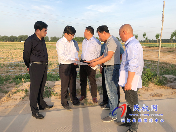 县委副书记、县长张团结到部分乡镇查看高标准示范田选址及小麦生长情况 县委副书记、县长张团结到部分乡镇查看高标准示范田选址及小麦生长情况