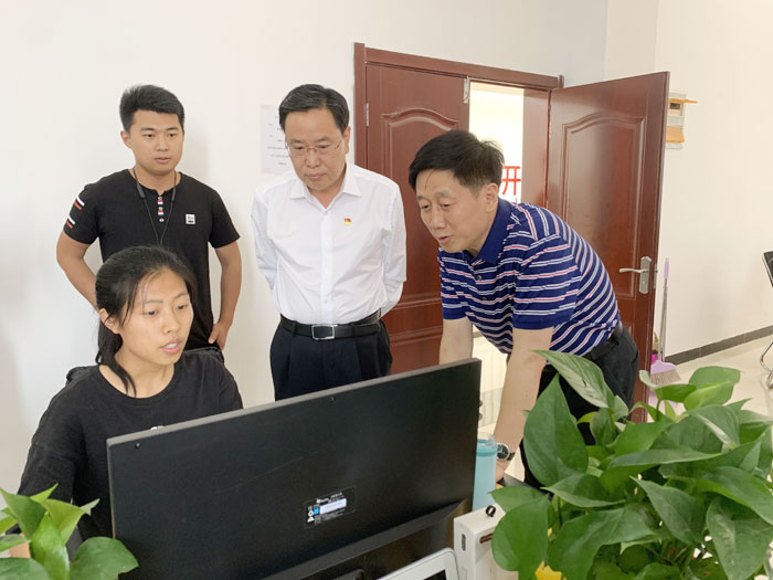 市人大常委会副主任、县委书记姬脉常调研指导我县跨境电商产业发展工作 市人大常委会副主任、县委书记姬脉常调研指导我县跨境电商产业发展工作