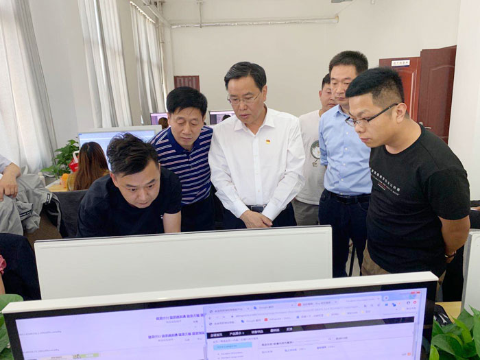 市人大常委会副主任、县委书记姬脉常调研指导我县跨境电商产业发展工作 市人大常委会副主任、县委书记姬脉常调研指导我县跨境电商产业发展工作
