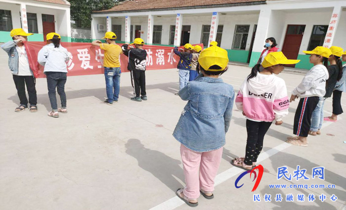 县妇联举行“珍爱生命预防溺水”签名活动