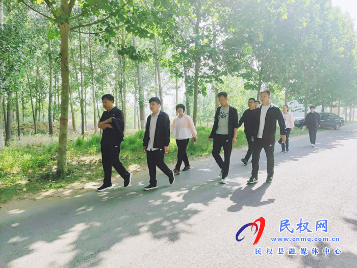 县委编办开展湿地徒步行活动 县委编办开展湿地徒步行活动