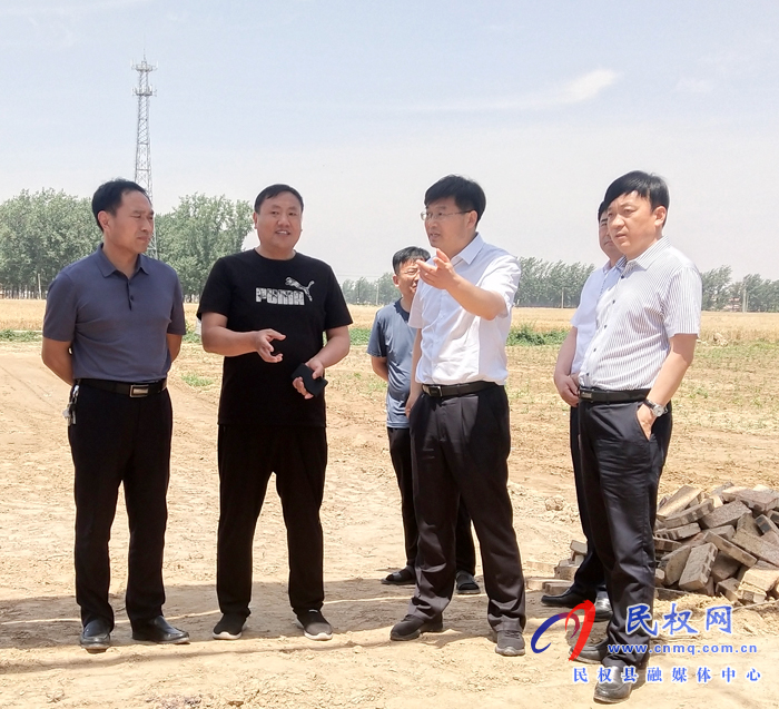 县委副书记、县长张团结查看扶贫项目进展情况 县委副书记、县长张团结查看扶贫项目进展情况