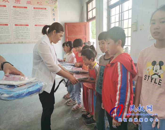 伯党乡:六一慰问送温暖 真情关怀暖童心 伯党乡:六一慰问送温暖 真情关怀暖童心