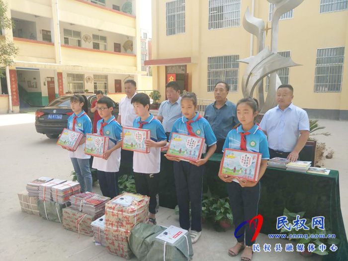 人和镇一中举行图书捐赠仪式 人和镇一中举行图书捐赠仪式