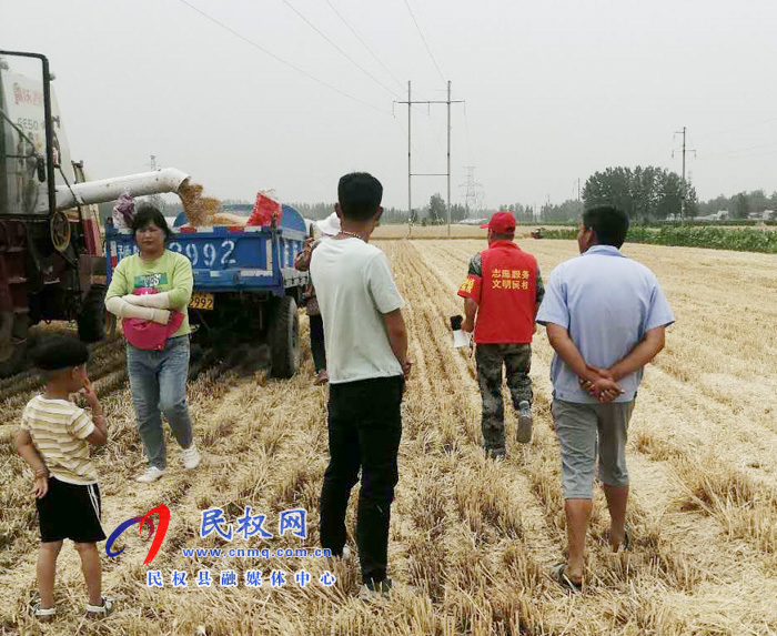 王桥镇:新时代文明实践志愿者助力“三夏” 王桥镇:新时代文明实践志愿者助力“三夏”