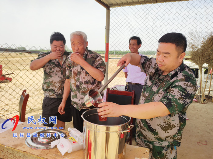 王桥镇：解暑绿豆汤送到“三夏”一线