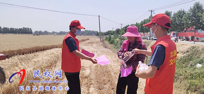 县委组织部驻村工作队开展“三夏”志愿服务活动