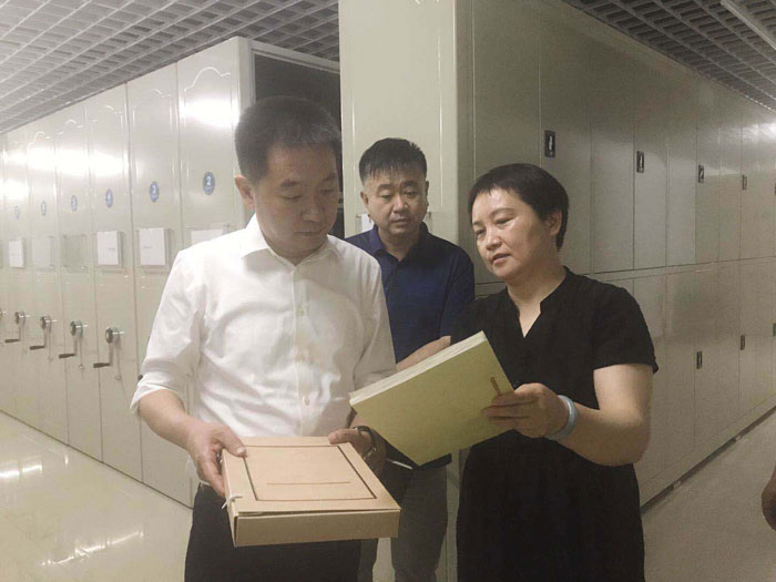 国际档案日:县委常委、县委办公室主任孟亚松出席县档案馆开放日活动 国际档案日:县委常委、县委办公室主任孟亚松出席县档案馆开放日活动