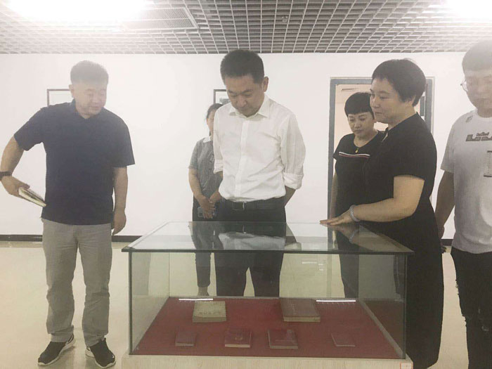 国际档案日:县委常委、县委办公室主任孟亚松出席县档案馆开放日活动 国际档案日:县委常委、县委办公室主任孟亚松出席县档案馆开放日活动